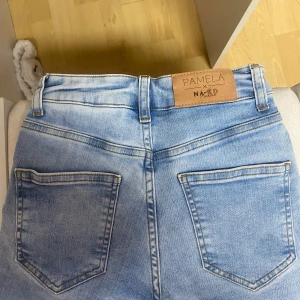 Jeans shorts  - Jätte fina jeans shorts i fin ljusblå färg. Dom är high waist i storlek 32. Använda ett par gånger men är i bra skick. Perfekta till domaren. Skriv vid frågor 
