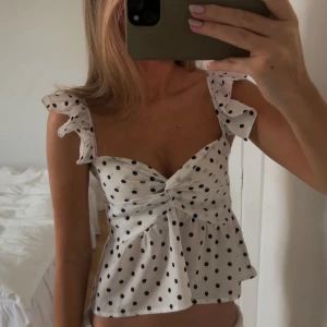 Prickig topp - Supersöt prickig blus med volanger, passar nog både xs och s💞