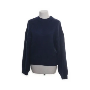 Mörkblå stickad tröja - Säljer en mysig mörkblå stickad tröja med rund hals och långa ärmar. Enkel att matcha med olika outfits. 