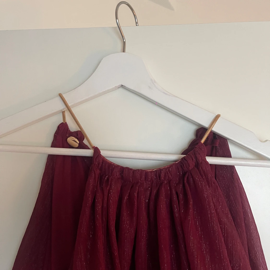 Vinröd klänning med volanger - 3