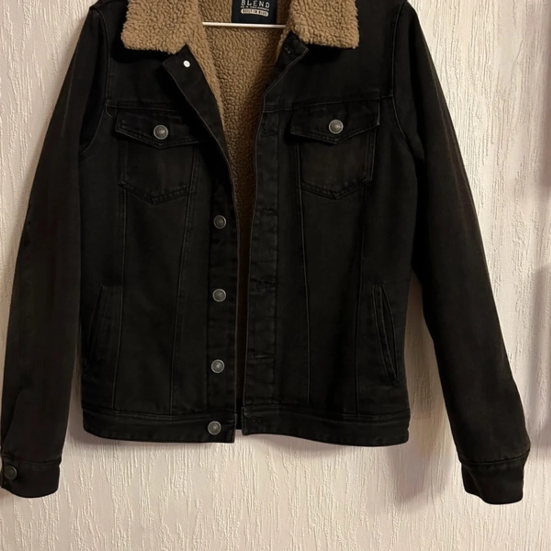 Svart jacka med teddyfoder från Blend - 1