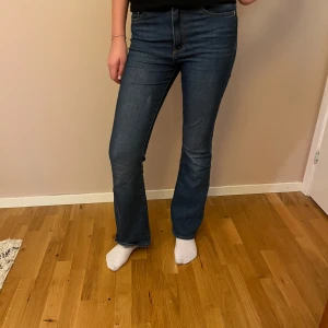 Mid waist bootcut jeans Levi’s - Säljer dessa super snygga Mid waist bootcut jeans från Levi’s! 🤩Säljer pga dom har blivit för små så kan ej använda dom mer. 💛Midjemått rakt över:35 midjehöjd:24 innerbenslängd:78 Skriv om du har några frågor!💕