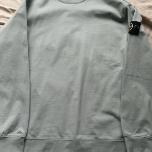 Grön tröja från Stone Island - Fick denhär okså i födelsedagspresent men säljer den för även den är för liten för mej 