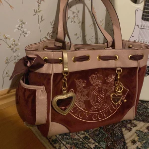 Juicy Couture Daydreamer Väska - As snygg väska från Juicy Couture med broderad logga och hjärtformad detalj. 😻😻🫶🗣️🔥