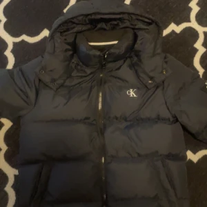Mörk blå dunjacka från Calvin Klein - Säljer min ck jacka som är i bra skick finns inga synliga skador. Hör av dig vid intresse. Pris går att diskutera vid snabb affär 