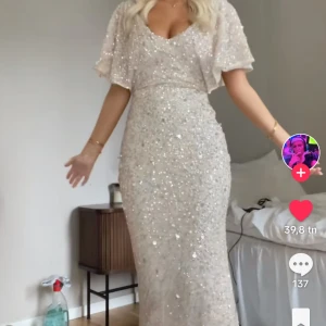 Glittrig långklänning - Säljer denna fina klänningen från Beuut i grön helt ny och oanvänd