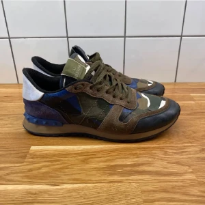 Valentino Rockrunners - Säljer ett par feta rockrunners av Valentino!!! perfekta nu till våren. Storleken är 42 men skorna är stora i storlek. Cond 8/10 Pris 1800kr!!! Hör av dig vid frågor, funderingar och om mer bilder på skorna!!! Kom med prisförslag🍾🍾🍾
