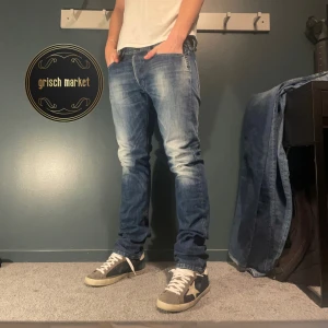 Replay Waitom jeans  - Ett par riktigt härliga Replay jeans i fräsch färg| jeansen är i grymt skick, inga defekter 9,5/10 | size 32/32 som sitter grymt på mig, jag är 181cm 70kg | modellen är ”Waitom” | nypris 1600, priset är inte hugget i sten!