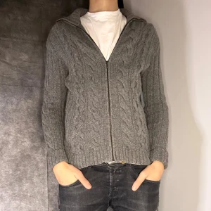 Massimo dutti kabelstickad kashmircardigan  - Mycket bra skick, size m, modell 180 63 kg, tar bud, 10% kashmir 90% ull