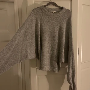 Grå tröja från NLY Trend - Mysig grå tröja från NLY Trend med en loose passform. Perfekt för kyliga dagar med sin bekväma design och långa ärmar. En stilren baströja som passar till det mesta.