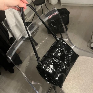 Svart handväska - Säljer min svarta handväska.  Säljer den då jag behöver rensa bland mina handväskor.  Bra skick!  Kontakta mig vid eventuella frågor eller för fler bilder.