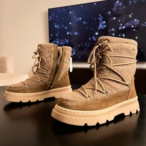 Duffy boots med snörning - Trendig vattentät vinterboots med grov sula. Ovandelen är i teddyfoder med en dekorativ snörning. Dragkedja på insidan för enkel av- och påtagning. Bootsen är både varmfodrade och vattentäta. Klacken på dessa boots är 4 cm och skafthöjden är 16 cm.