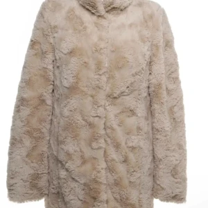 Beige pälsjacka - Mysig beige fakefur inspirerad jacka  med hög krage och långa ärmar. Från Vero Moda. Perfekt för kyliga dagar när du vill hålla dig varm och stilren. Jackan har en mjuk och fluffig textur som ger en trendig look. Den är i nyskick. Varsamt använd. Pris går att diskutera!