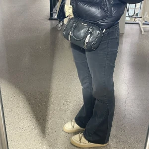 Replay jeans - Lågmidjade Replay jeans. Innerbenslängd 81 cm, midjemått 38 cm, W28💓