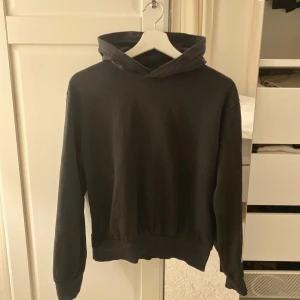 Svart hoodie - Jättesnygg svart hoodie! Säljer då den blivit för liten💕 Tryck gärna på köp nu!