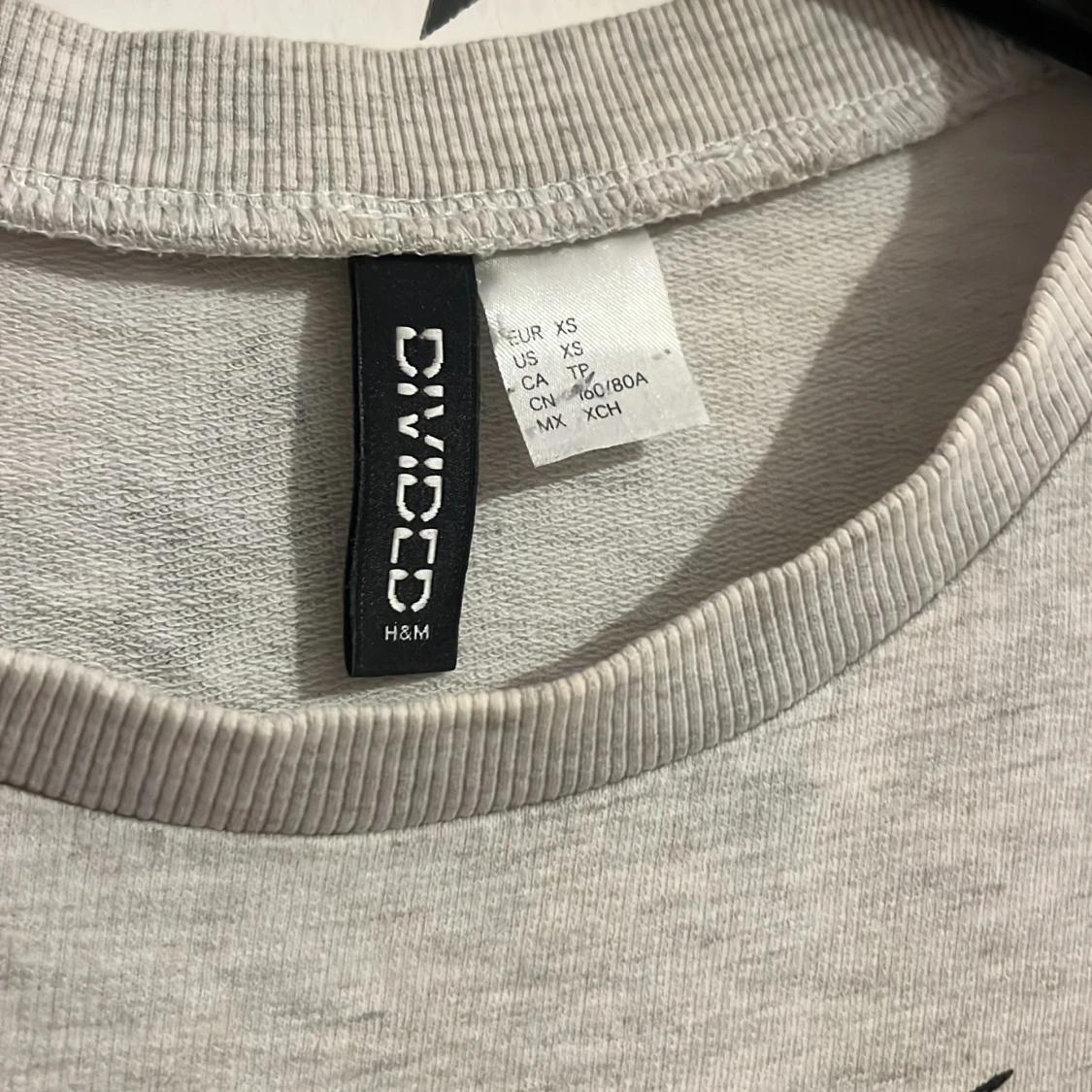 Grå tröja med fågelmönster från H&M Divided - 2