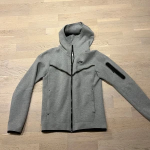 Grå Nike teech - Säljer min gråa nike teech för den blivit för liten storlek: xs skick 8/10 kan tänka mig sänka priset vid snabb affär 