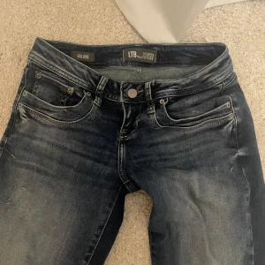 Mörkblå jeans från LTB  - Snygga mörkblå jeans från LTB med en klassisk femficksdesign. 26w 30 längd, De har en lätt tvättad look och är perfekta för en avslappnad stil. Jeansen har en knappgylf och är tillverkade i ett bekvämt material som ger en bra passform. Inga effekter inga fläckar andvänd 2 gånger helt nya. 