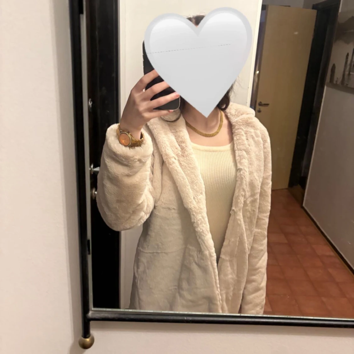 Ny oanvänd Beige pälsjacka