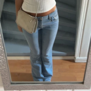 Jeans  - Lågmidjade bootcut jeans från lager 157, uppsprättade långst nere 