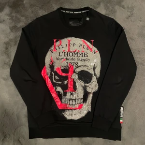 Philipp Plein sweatshirt - Tjena, säljer nu denna sweatshirten i storleken S men mer som mellanting av S/M från Philipp Plein då den ej kommer till användning. Tröjan är i bra skick då den endast är använd ett fåtal gånger och tagits hand om väl. Perfekt till fester eller när du vill stå ut ur mängden, vid funderingar är det bara att höra av sig, pris går att diskutera👍🤑