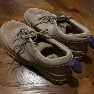 Eytys Suede Angel - Tjenixen! Säljer ett par Eytys Suede Angel i storlek 43.   Nypris 3700:- ish  Beiga.  Sparsamt använda ☺️