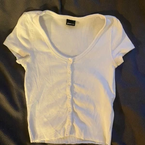 Topp gina - Söt vit topp med knappar, ribbad och en fin urringning😇