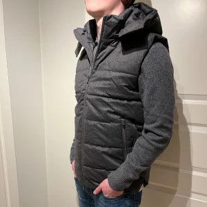 Väst - Säljer denna helt nya västen som liknar dom trendiga Stenströms modellerna ! | Helt ny med prislapp. | Storlek M. | Ställ gärna frågor 