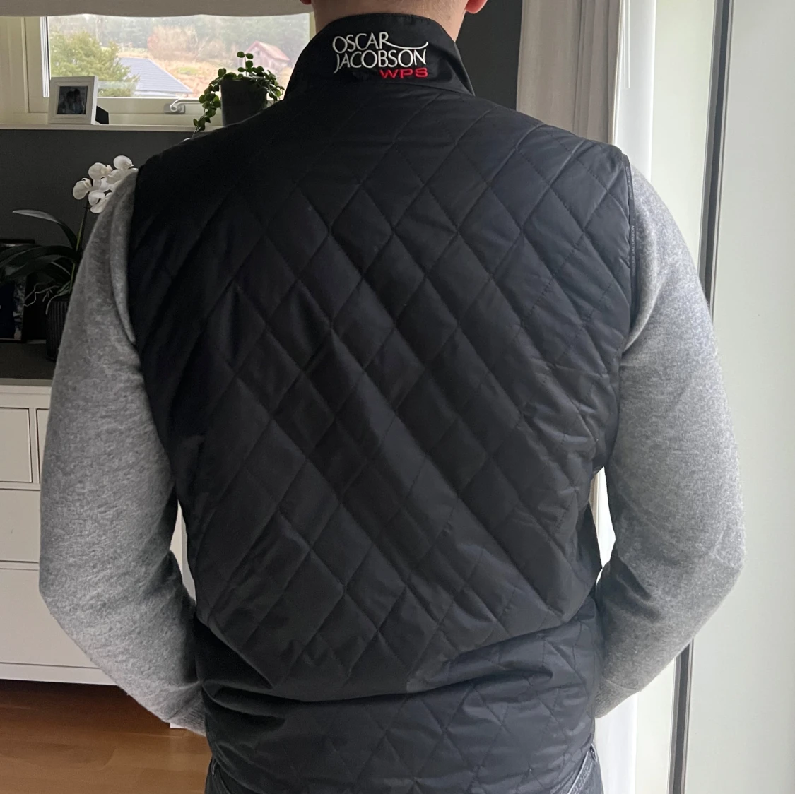 Svart quiltad väst från Oscar Jacobson - 1