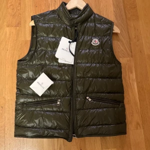 Grön GUI väst från Moncler - Snygg grön dunväst från Moncler.  Nypris 6500, Mitt pris 2500💯, Hör av er för fler bilder osv