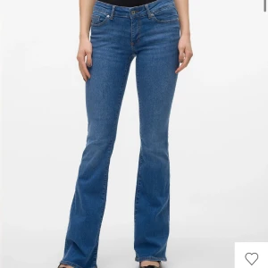 Blå bootcut jeans - Säljer jättesnygga low waist bootcut jeans från Vero Moda. De är jätte bekväma. Köpta för ca 600 kr. Knappt använda , i jättebra skick!🩷 köpta förra året🩷storlek 28/30