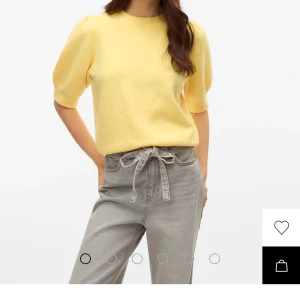 Gul stickad tröja med korta ärmar - Säljer en söt gul stickad tröja med korta ärmar. Perfekt för vår och sommar. Tröjan har en rund halsringning och är gjord i ett mjukt material som ger en bekväm passform.