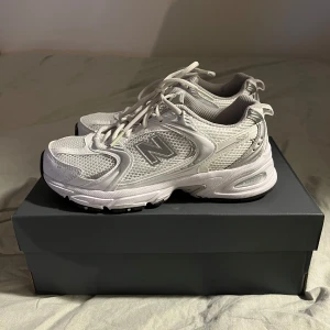 New Balance sneakers MR530 - Nästintill nya vita sneakers från New Balance. Endast använt 1 gång utomhus. Säljes då det är fel storlek för mig. Storlek EU 38.5. Perfekta för både vardag och träning! Nypris 1399!
