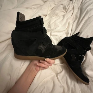 Isabel marant liknande skor!  - Isabel marant liknande skor. Inte äkta!. Använda men i väldigt bra skick. Inga synliga tecken på användning. Säljer på grund av att jag inte använder dem. Mera bilder fås! Storlek 40 men passar också 39 bra. 🤗