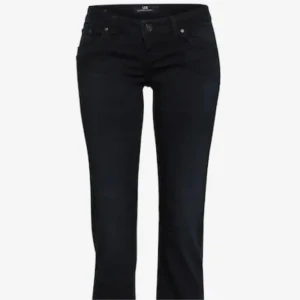 Svarta bootcut jeans lbt - Snygga svarta bootcut jeans med klassisk femficksdesign och knappgylf. Perfekta för en stilren look och passar till många olika outfits.