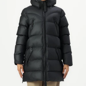 Svart puffer jacka, HELT NY (Hunter) - Säljer en stilren svart dunjacka från Hunter. Jackan har en praktisk huva och dragkedja framtill. Den är långärmad och perfekt för kalla dagar. Jackan har en pufferdesign som ger extra värme och stil. Har svart Teddy material i luvan och längst med dragkedjan. Har ff prislapp osv på.  Köptes för ca 3600 och säljer för 1500 46 som är M för men och XL för kvinnor. 