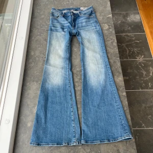 Blå Low Waits bootcut jeans - Snygga ljusblå jeans. Inerbenslängd- 82 midje höjd- 22 midjemått rakt över- 37 