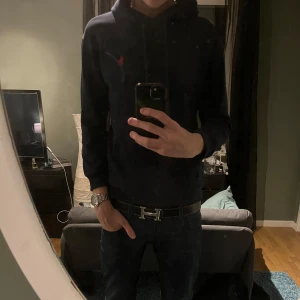 Mörkblå hoodie från Ralph Lauren - Säljer en stilren mörkblå hoodie från Ralph Lauren i väldigt bra skick 9.5/10. Fråga så fort du undrar något!