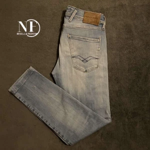 Replay anbass - Tja! Säljer ett par ljusblå jeans från Replay i modellen anbass. Byxorna är i storlek W29 och är i väldigt fint skick. Hör av er vid eventuella frågor eller funderingar!🤝