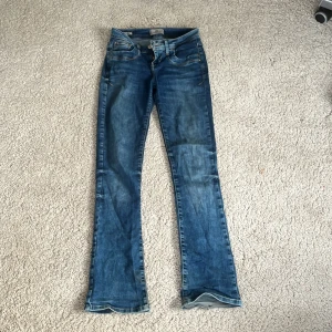 Blå jeans med bootcut - Snygga blå Ltb-jeans med bootcut och låg midja. Färg Valerie. 