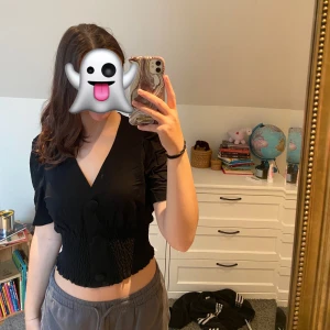 Topp - En svart topp från Gina tricot. Inte min stil men den är i bra skick och typ linne material så väldigt luftig och skön till sommars. 