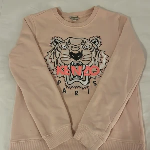 Rosa tröja från Kenzo Kids - Säljer en rosa sweatshirt från Kenzo Kids med ett stort tigertryck, anledningen till att jag säljer är enbart för att den är för liten 💕