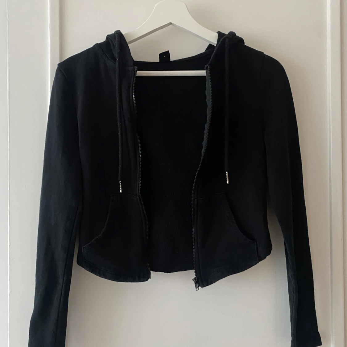 Svart croppad hoodie - 1