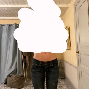 Mörkblå jeans - Säljer mina jätte fina divided jeans då dem inte kommer till användning lägre och är för korta på mig som är 170 cm. Köpt dem här på Plick för 400kr men har spillt smink på framsidan (därför jag säljer dem billigt). Men kanske går att få bort med fläckborttagning. Kan gå med på att sänka pris.