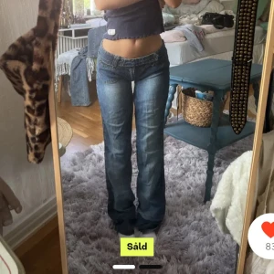 Blå jeans med broderad detalj - Snygga blå jeans med en broderad siffra '5' på bakfickan. Jag säljer dem då jag inte använder dem längre, dem är i bra skick och jag kan diskutera pris. Jag har köpt dem här på Plick för 400kr.