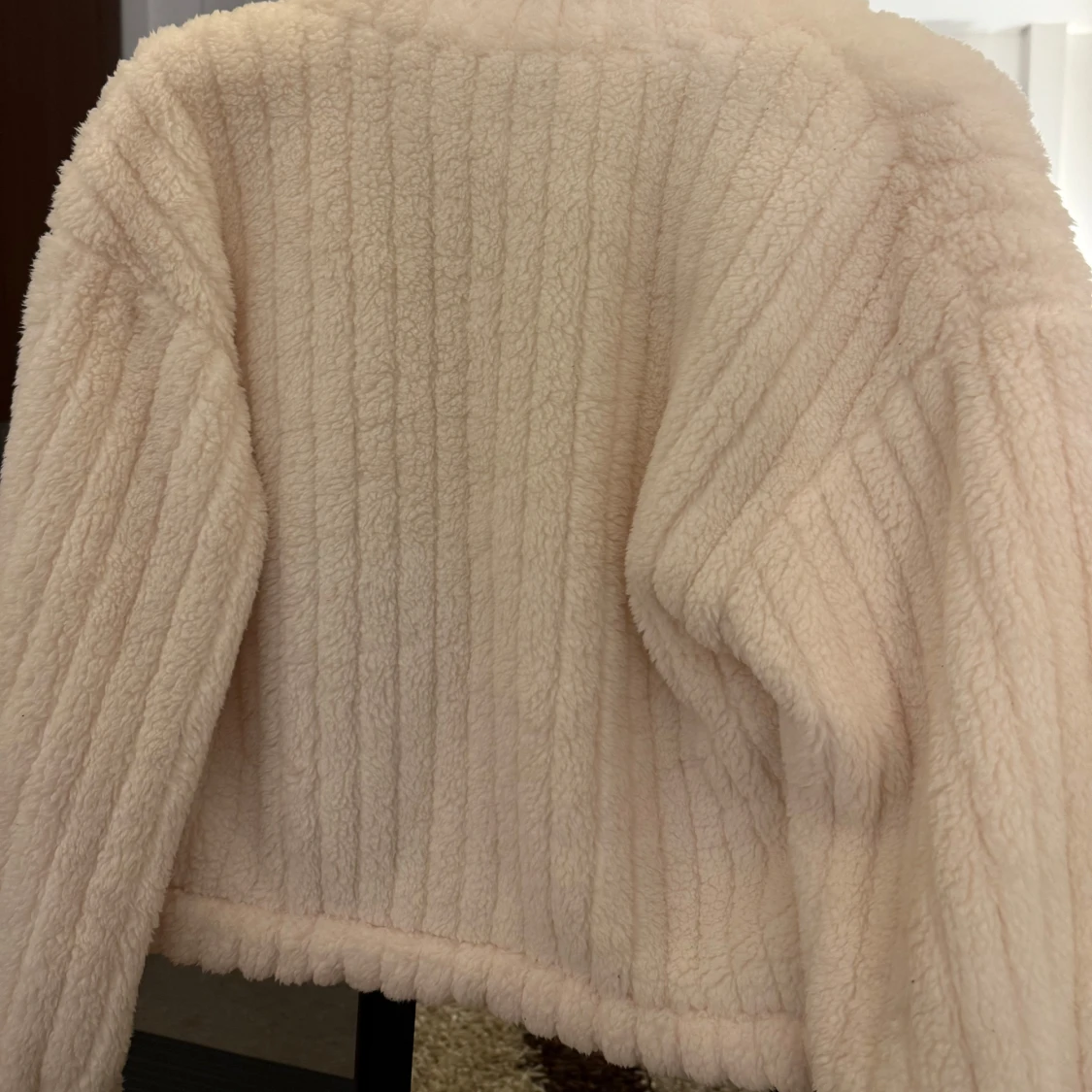 Beige teddyjacka med knappar - 1