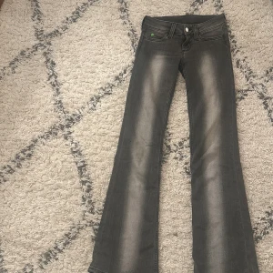 Grå bootcut jeans - Snygga grå bootcut jeans från weekday. Helt slutsålda på deras hemsida. Ascoola!🫶storlek w:26, l:32