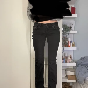 Svarta ltb jeans, bootcut - Ltb jeans i modellen Roxy i storlek W24 L30, säljer då de e lite för korta men sååå snygga. Super bra skick!! De ser lite mer gråa ut på sista bilderna de e mer svarta irl’