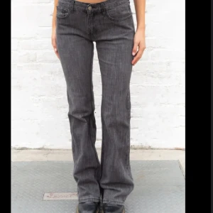 Brandy Melville jeans - Säljer nu dessa lågmidjade brandy jeans då de blivit för små och inte används, de är i mycket bra skick. PM för bilder!🥰 Bilderna är lånade!