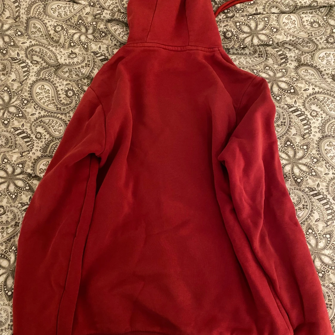 Röd hoodie och byxor från Supply & Demand - 1